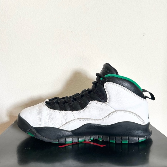 Jordan 10 Retro Seattle size 10 310805-137 2019 PRE-OWNED with OG BOX - Picture 4 of 9